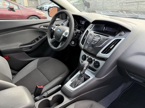 Used 2012 Ford Focus SE w/ SE Winter Pkg image 23