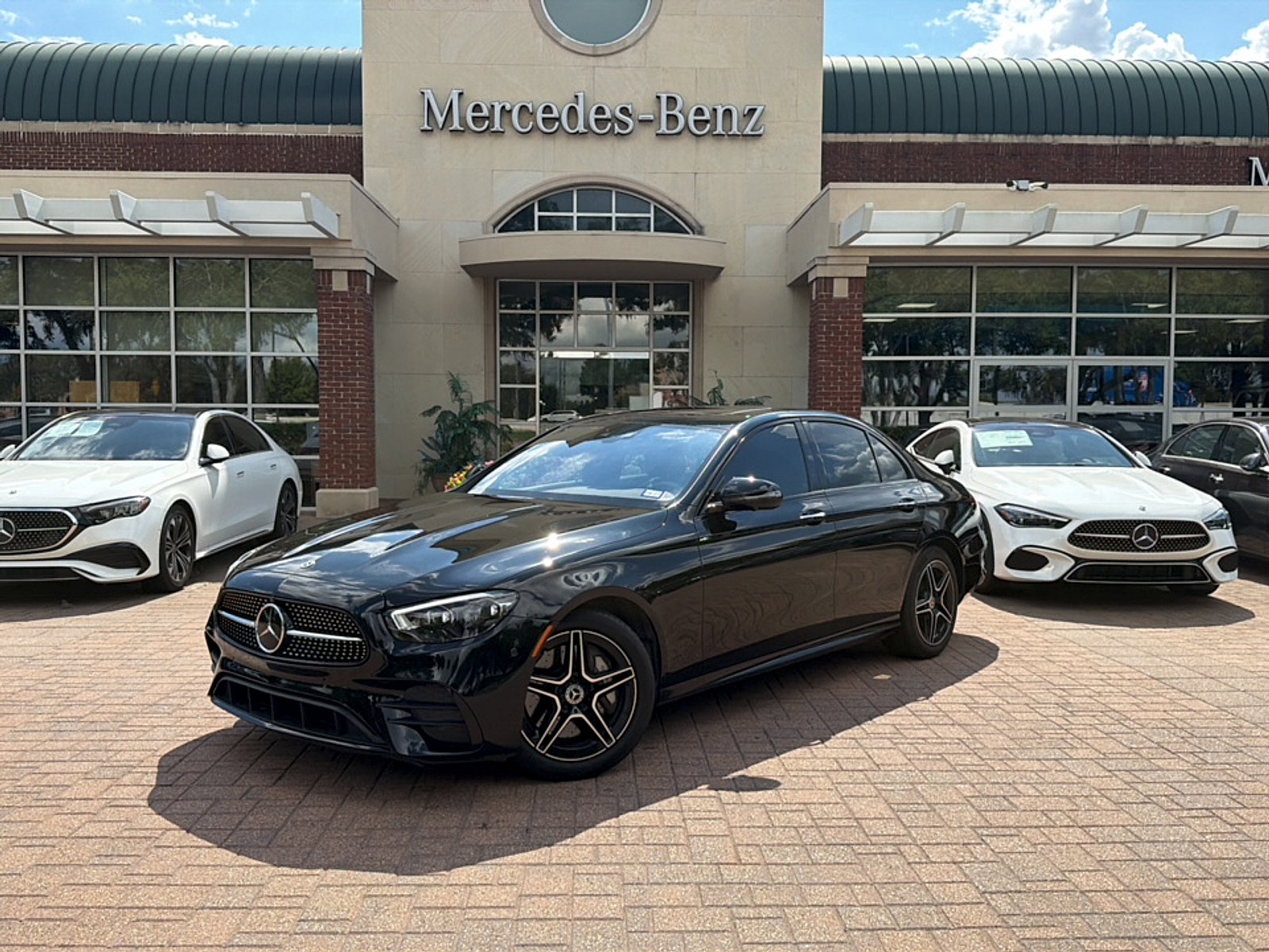 Used 2023 Mercedes-Benz E 350 4MATIC Sedan image 3