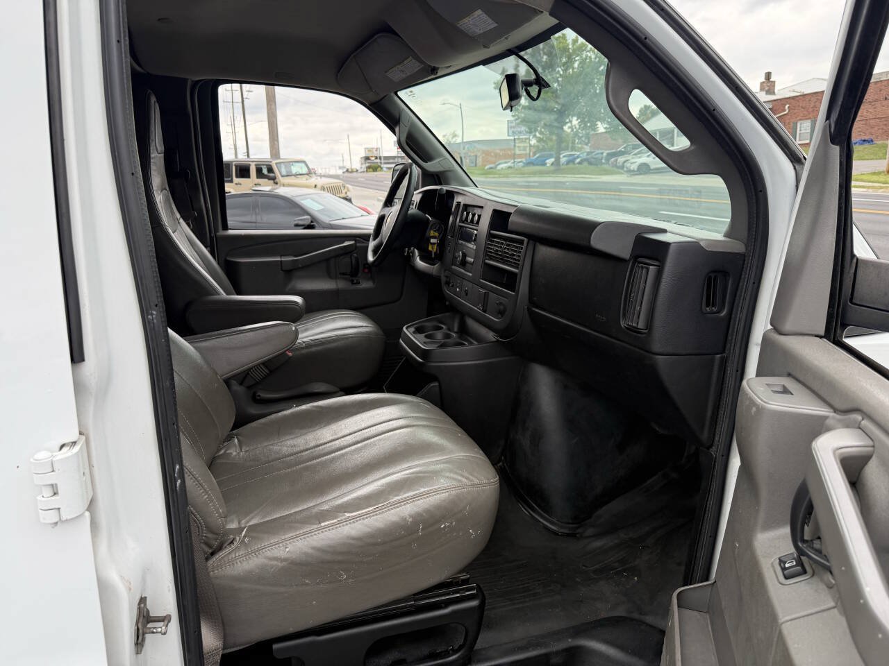 Used 2017 Chevrolet Express 2500 RWD image 10