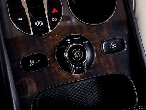 Used 2019 Bentley Bentayga image 46