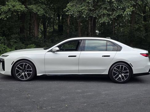 Used 2023 BMW 760i xDrive w/ Parking Assistance Package AWD/4WD image 3