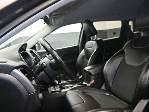 Used 2019 Jeep Cherokee Latitude Plus image 9