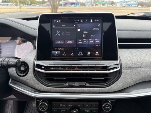 Used 2025 Jeep Compass Latitude w/ Sun & Sound Group image 32