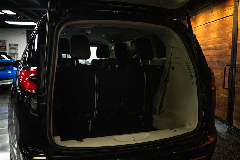 Used 2023 Chrysler Pacifica Touring-L FWD image 7