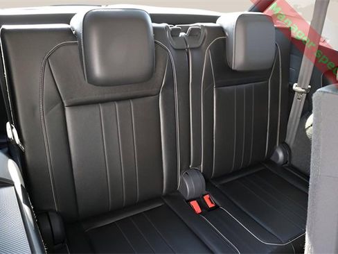 Used 2024 Volkswagen Tiguan SE image 19