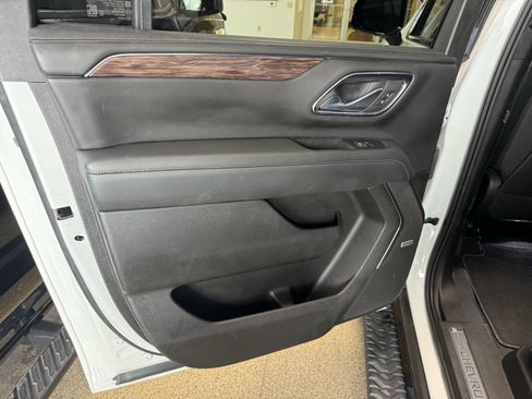 Used 2023 Chevrolet Suburban Z71 w/ Luxury Package AWD/4WD image 12