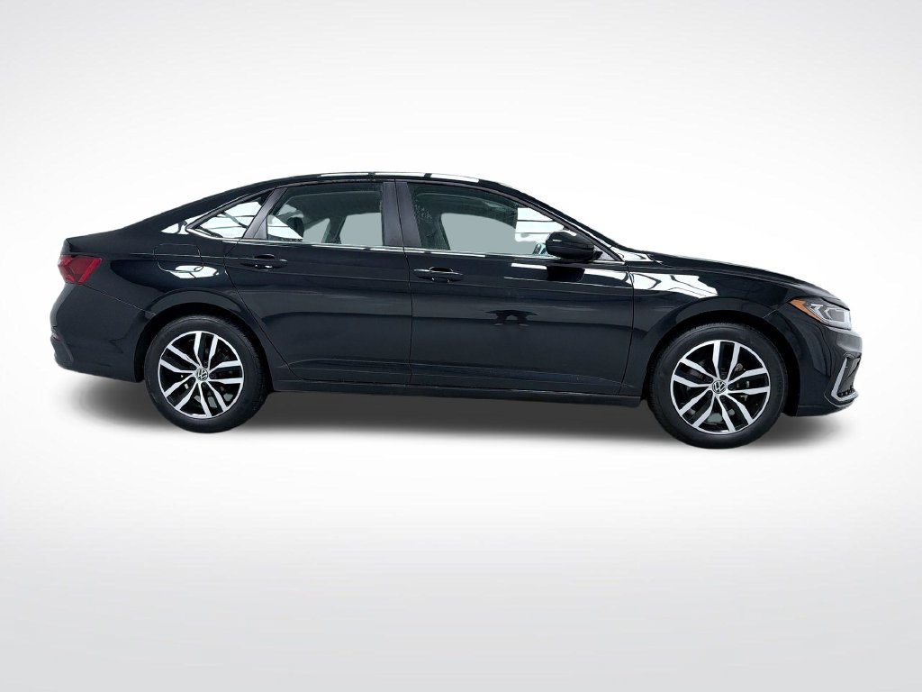 Used 2025 Volkswagen Jetta SE FWD image 10