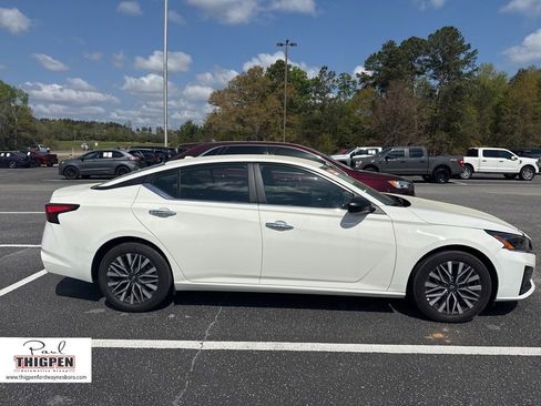 Used 2025 Nissan Altima 2.5 SV image 9