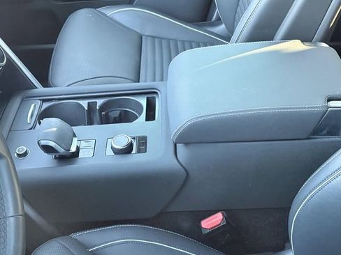 Used 2023 Land Rover Discovery S R-Dynamic image 9