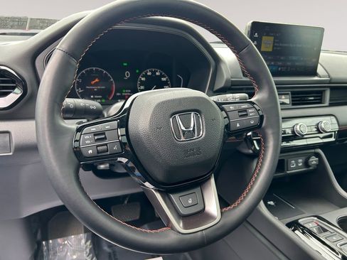 Used 2025 Honda Pilot TrailSport image 12