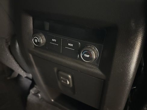 Used 2020 Chevrolet Traverse LT image 19