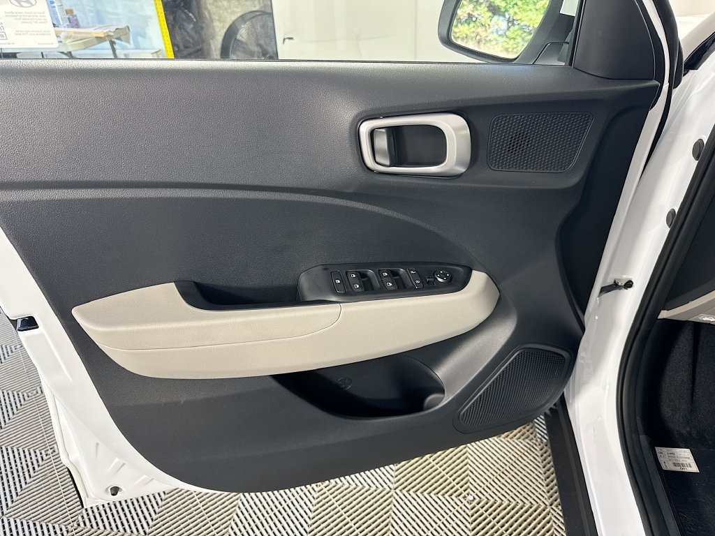 Used 2025 Hyundai Venue SEL FWD image 12