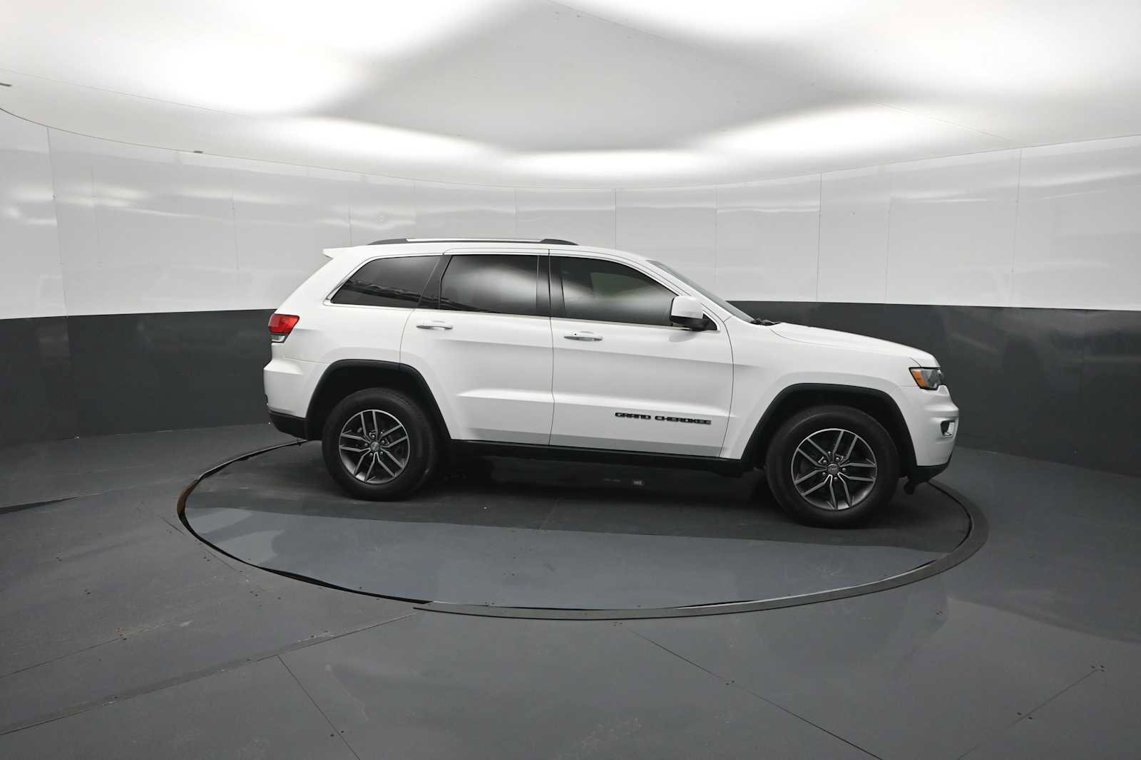 Used 2018 Jeep Grand Cherokee Laredo AWD/4WD image 44