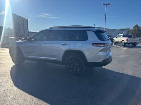 Used 2022 Jeep Grand Cherokee L Laredo image 5