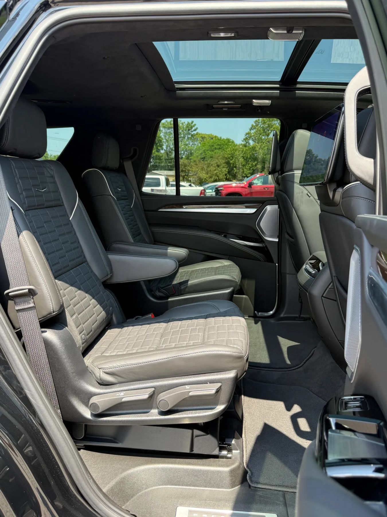 Used 2025 Cadillac Escalade Sport Platinum w/ LPO, ONYX Package AWD/4WD image 29