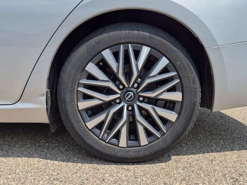 Used 2024 Nissan Altima 2.5 SV FWD image 11
