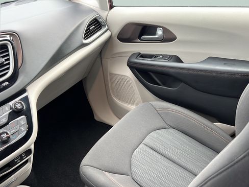Used 2019 Chrysler Pacifica Touring Plus w/ Advanced Safetytec Group FWD image 14