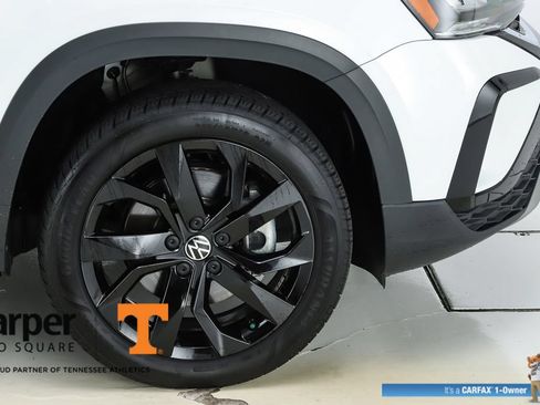 Used 2023 Volkswagen Taos SE w/ Panoramic Sunroof Package FWD image 14