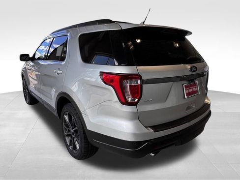 Used 2018 Ford Explorer XLT w/ Equipment Group 202A AWD/4WD image 4
