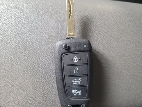Used 2025 Hyundai Elantra SE w/ Cargo Package FWD image 32