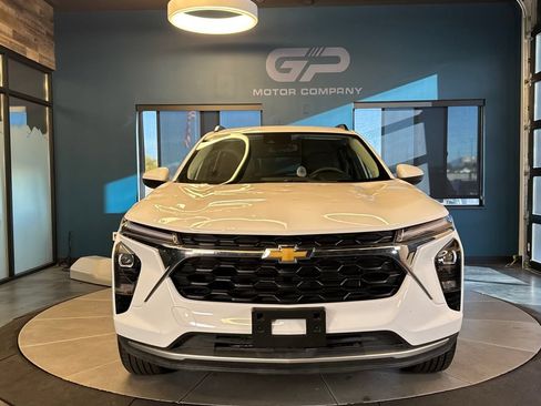 Used 2025 Chevrolet Trax LT FWD image 8