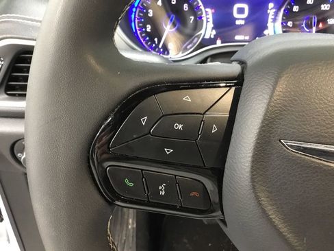 Used 2025 Chrysler Pacifica Limited image 13