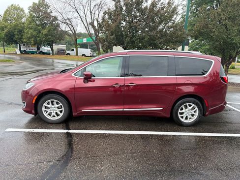 Used 2020 Chrysler Pacifica Touring-L FWD image 2