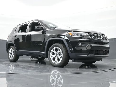 Used 2025 Jeep Compass Latitude image 53
