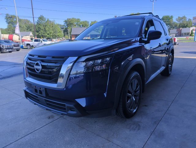 Used 2024 Nissan Pathfinder SV AWD/4WD image 3