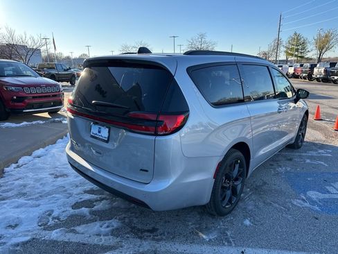 New 2026 Chrysler Pacifica Select image 29