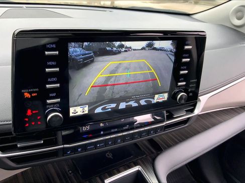 Used 2024 Toyota Sienna Limited image 27