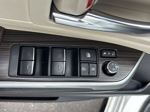 Used 2023 Toyota Sienna Platinum image 2