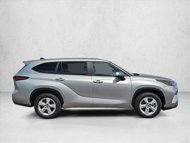Used 2025 Toyota Highlander LE FWD image 4