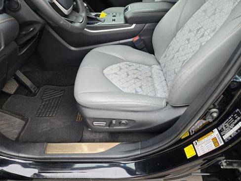 Used 2023 Toyota Highlander Bronze Edition FWD image 19