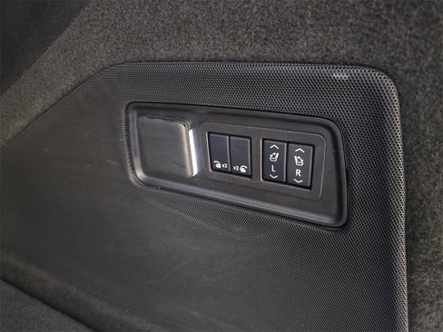 Used 2024 Cadillac Escalade ESV Premium Luxury image 18