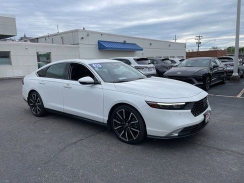 Used 2023 Honda Accord Touring image 2