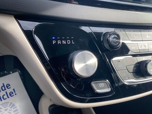 Used 2023 Chrysler Pacifica Touring-L image 25