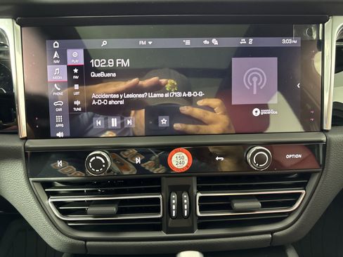 Certified 2025 Porsche Macan image 24