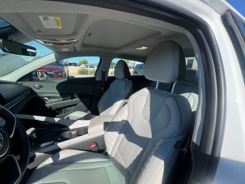 Used 2025 Hyundai Elantra Limited image 36