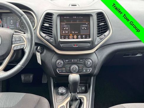 Used 2016 Jeep Cherokee Latitude w/ Cold Weather Group AWD/4WD image 28