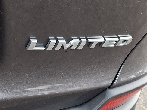 Used 2019 Jeep Cherokee Limited image 31