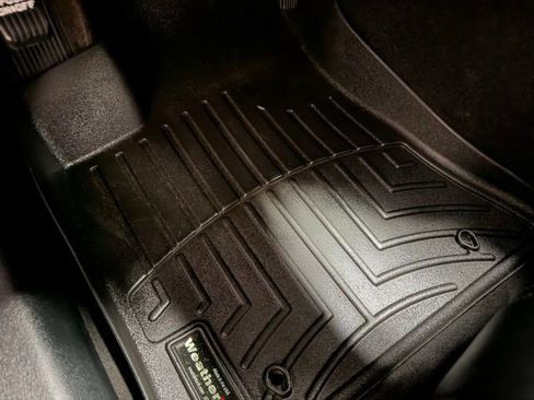Used 2018 Chrysler 300 S AWD/4WD image 17