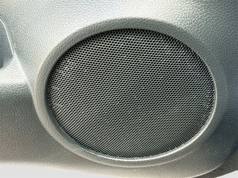 Used 2018 Nissan Rogue SV image 19