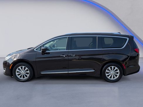 Used 2018 Chrysler Pacifica Touring-L FWD image 6