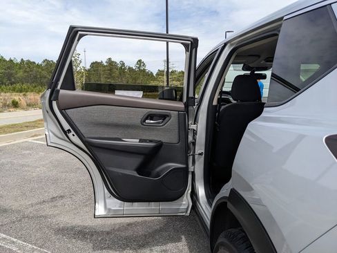 Used 2023 Nissan Rogue SV image 51