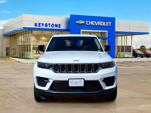 Used 2024 Jeep Grand Cherokee Laredo RWD image 2
