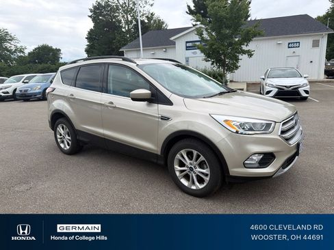 Used 2017 Ford Escape SE w/ Equipment Group 201A FWD image 2
