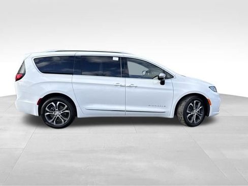 New 2026 Chrysler Pacifica Pinnacle image 8