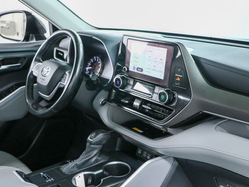 Used 2024 Toyota Highlander XLE FWD image 27