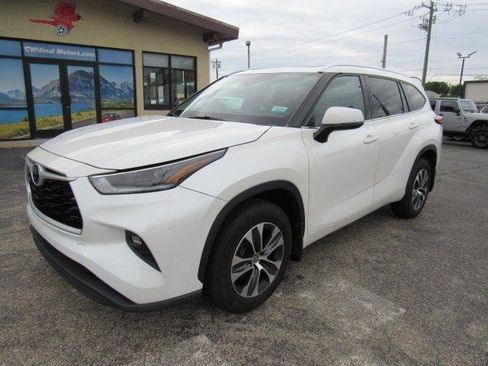 Used 2021 Toyota Highlander XLE AWD/4WD image 3